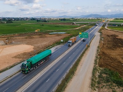 Các công trình hạ tầng giao thông đang được đẩy mạnh đầu tư xây dựng, đáp ứng yêu cầu phát triển kinh tế - xã hội. Ảnh: Dũng Minh