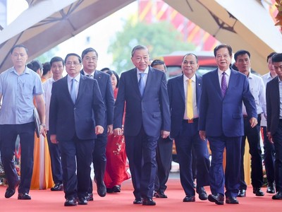 Tổng Bí thư Tô Lâm, Thủ tướng Phạm Minh Chính, nguyên Thủ tướng Nguyễn Tấn Dũng và các đồng chí lãnh đạo tới dự tại điểm cầu chính.
