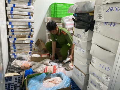 Tháng 6/2025, Công an TP.HCM phát hiện kho lạnh một công ty kinh doanh thực phẩm tại huyện Bình Chánh đang lưu chứa hơn 61,5 tấn nội tạng và thịt động vật không có hóa đơn, chứng từ chứng minh nguồn gốc, xuất xứ.