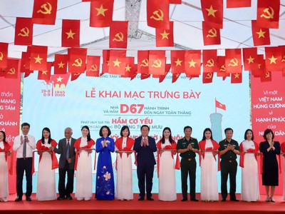 Các đại biểu cắt băng khai mạc chuỗi trưng bày tại Hoàng thành Thăng Long vào sáng 19/8. Ảnh: N.Khánh.