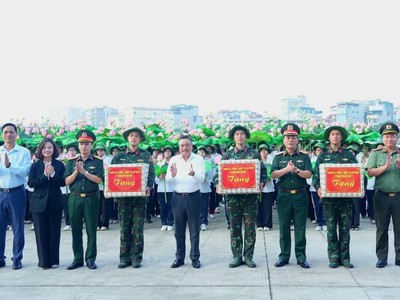 Chủ tịch Hà Nội thăm các khối tập luyện diễu binh, diễu hành kỷ niệm A80
