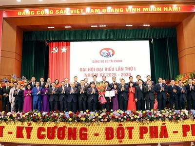 Ban Chấp hành Đảng bộ Bộ Tài chính nhiệm kỳ 2025 - 2030 ra mắt Đại hội. Đồng chí Nguyễn Chí Dũng - Ủy viên Trung ương Đảng, Ủy viên Ban Thường vụ Đảng ủy Chính phủ, Phó Thủ tướng Chính phủ tặng hoa chúc mừng. Ảnh: Đức Thanh.