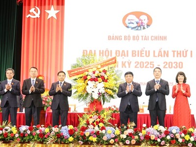 Đồng chí Nguyễn Chí Dũng (thứ ba từ phải sang) - Ủy viên Trung ương Đảng, Ủy viên Ban Thường vụ Đảng ủy Chính phủ, Phó Thủ tướng Chính phủ tặng hoa chúc mừng Đại hội đại biểu Đảng bộ Bộ Tài chính lần thứ I. Ảnh: Đức Thanh