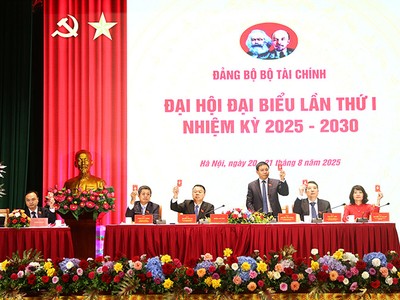 Đoàn Chủ tịch và Thư ký Đại hội biểu quyết thông qua Nghị quyết. Ảnh: Đức Thanh.