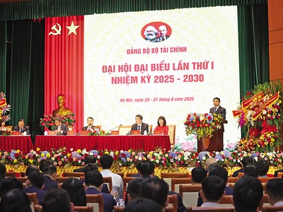 Ủy viên Ban Chấp hành Trung ương Đảng, Bí thư Đảng ủy, Bộ trưởng Bộ Tài chính Nguyễn Văn Thắng phát biểu tại Đại hội. Ảnh: Đức Thanh