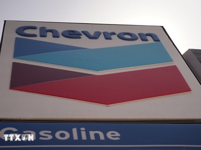 Biểu tượng tập đoàn Chevron tại một trạm xăng ở El Monte, Los Angeles, California, Mỹ. (Ảnh: THX/TTXVN)