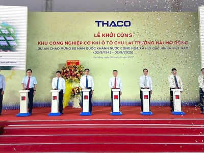 Các đại biểu bấm nút khởi công Khu công nghiệp Cơ khí Ô tô Chu Lai Trường Hải mở rộng.