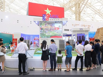 Không gian trưng bày MIK Group thu hút đông đảo khách hàng tới tham quan, trải nghiệm ngay sau Lễ khai mạc