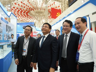 Gian trưng bày của ngành Tài chính nằm trong khuôn khổ Triển lãm “Thành tựu Đất nước nhân dịp kỷ niệm 80 năm ngày Quốc khánh. Trong ảnh: Bộ trưởng Bộ Tài chính Nguyễn Văn Thắng (thứ hai từ trái sang), Thứ trưởng Bộ Tài chính Trần Quốc Phương (thứ ba thừ trái sang), Chánh Văn phòng Bộ Tài chính Phạm Chí Thanh (ngoài cùng bên trái) và Phó Chánh Văn phòng Bộ Tài chính Hoàng Minh Tuấn (ngoài cùng bên phải) thăm gian trưng bày vào ngày khai mạc 28/8.