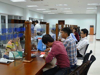 Người dân làm thủ tục hành chính tại Trung tâm Hành chính TP. Đà Nẵng.