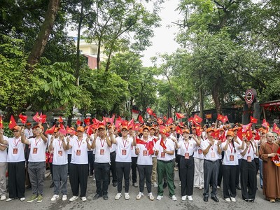 Người dân háo hức đón xem tổng hợp hợp luyện tại Quảng trường Ba Đình