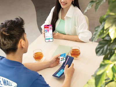 Khách hàng ngày nay chuộng giao dịch qua ứng dụng ngân hàng, thay vì đến quầy giao dịch. Ảnh: Nhung Nguyễn