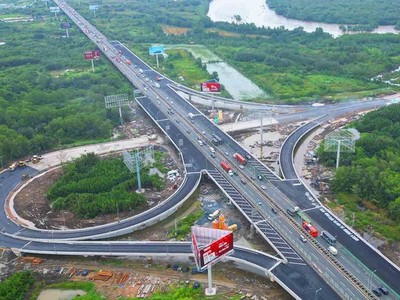 Một nút giao kết nối đoạn Tân Vạn - Nhơn Trạch với cao tốc TPHCM - Long Thành. Ảnh: Lê Toàn.