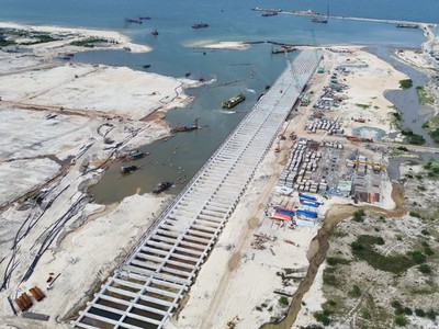 Dự án Khu bến cảng Mỹ Thuỷ hiện đang được triển khai xây dựng