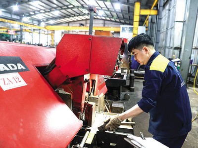 Công nghiệp chế biến, chế tạo tiếp tục là động lực cho tăng trưởng kinh tế, với giá trị tăng thêm cả năm ước tăng 10,71% - tức đạt mức tăng trưởng 2 con số. Ảnh: Đức Thanh