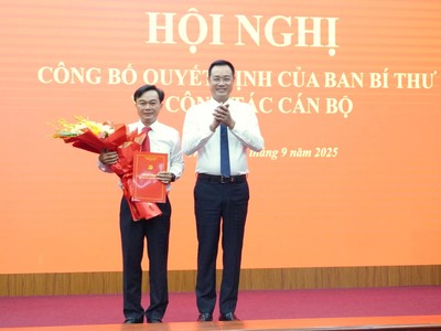 Bí thư Tỉnh uỷ Quảng Trị Lê Ngọc Quang tặng hoa chúc mừng tân Phó bí thư Tỉnh uỷ Nguyễn Chiến thắng. Ảnh: Linh Việt
