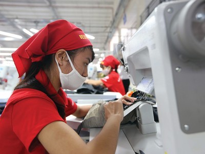 Trong tháng 8, kim ngạch xuất khẩu dệt may giảm 4,8%, sản phẩm gỗ giảm 6,7%, giày dép giảm 3,9%, nhưng tổng kim ngạch vẫn tăng 14,5%