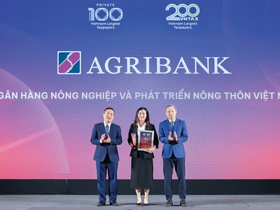 Đại diện Ngân hàng Nông nghiệp và Phát triển Nông thôn Việt Nam nhận vinh danh tại Lễ công bố