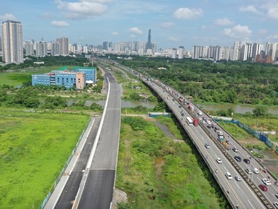 TP.HCM nhìn nhận liên kết vùng và quản trị vùng tuy đã cải thiện nhưng cơ chế phân cấp, điều phối chưa đủ mạnh. Lợi ích kinh tế của từng địa phương bó buộc theo địa giới hành chính làm phân tán nguồn lực. Ảnh: Lê Toàn