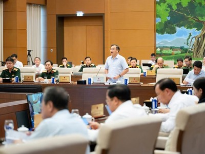 Thứ trưởng Bộ Công an Nguyễn Văn Long trình bày tờ trình dự án luật.
