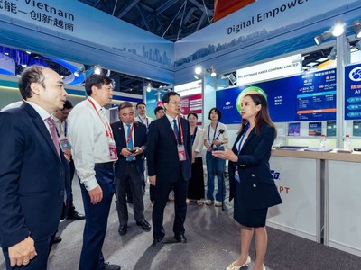 Gian hàng Quốc gia Việt Nam tại Hội chợ Thương mại Điện tử Toàn cầu 2025 hút khách