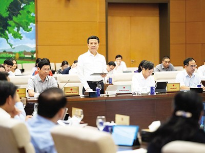 Bộ trưởng Bộ Khoa học và Công nghệ Nguyễn Mạnh Hùng báo cáo tại phiên họp
