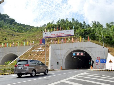 Hầm đường bộ Cù Mông hiện hữu.