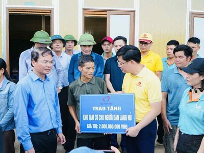 Đại diện Quỹ Thiện Tâm trao tặng hỗ trợ xây dựng khu tạm cư cho người dân Làng Lũ sau bão Yagi.