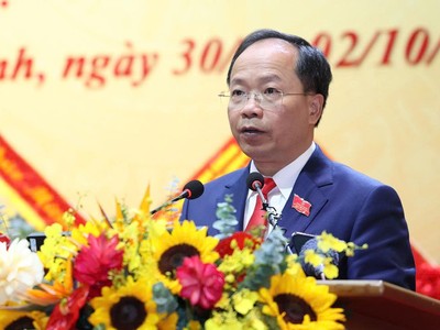Ông Nguyễn Duy Lâm, Bí thư Tỉnh ủy trình bày tóm tắt báo cáo chính trị.