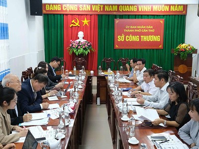 Sở Công thương và lãnh đạo ban ngành của TP. Cần Thơ làm việc với nhà đầu tư Hàn Quốc. Ảnh: Thanh Liêm