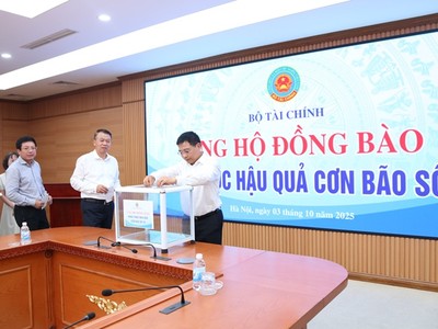 Bộ trưởng Bộ Tài chính Nguyễn Văn Thắng ủng hộ tại buổi lễ phát động. Ảnh: Đức Minh.