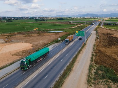 Giải ngân đầu tư công tăng tốc, kéo theo sự bứt phá của nhóm doanh nghiệp xây dựng, hạ tầng và vật liệu