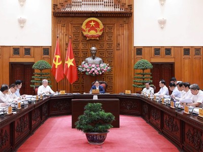 Thủ tướng Chính phủ Phạm Minh Chính chủ trì cuộc làm việc tối ngày 6/10.
