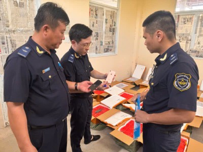 Siết chặt quá cảnh, Hải quan bắt gần 5.000 điện thoại và 2.500 đôi giày giả mạo