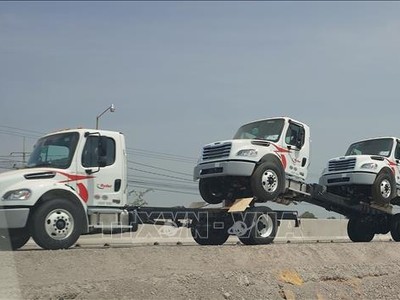 Ô tô sản xuất tại Mexico được vận chuyển đến cửa khẩu biên giới để xuất khẩu sang Mỹ. Ảnh minh họa: Phi Hùng/PV TTXVN tại Mexico