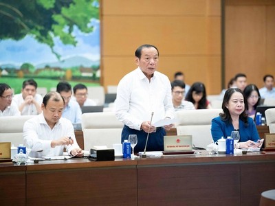 Bộ trưởng Bộ Văn hóa, thể thao và du lịch Nguyễn Văn Hùng trình bày tờ trình dự án luật.