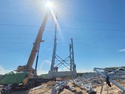 Thi công dựng cột dự án đường dây 220kV Nhà máy điện Nhơn Trạch 3 - TBA 500kV Long Thành. Ảnh: VGP.