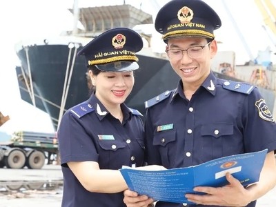 Hoạt động nghiệp vụ của Hải quan cửa khẩu Cảng Nghi Sơn. Ảnh: Đỗ Đức.