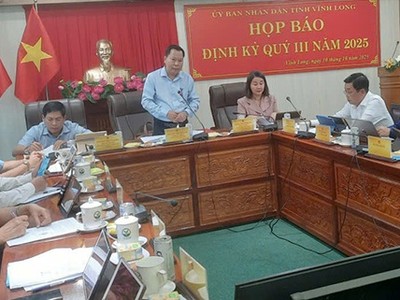 Ông Nguyễn Mạnh Hùng, Chánh Văn phòng UBND tỉnh Vĩnh Long phát biểu tại cuộc họp báo.