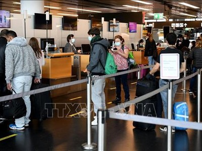 Hành khách xếp hàng tại quầy làm thủ tục ở sân bay Schwechat, gần Vienna, Áo. Ảnh minh họa: AFP/TTXVN