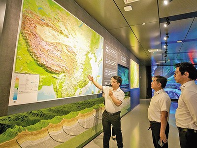 Đại diện Tập đoàn Đèo Cả và Tập đoàn Văn Phú tham quan Cung Triển lãm quy hoạch TP. Trùng Khánh (Trung Quốc)