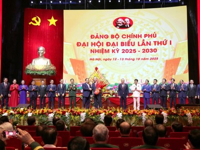 Đồng chí Phạm Minh Chính, Ủy viên Bộ Chính trị, Bí thư Đảng ủy Chính phủ, Thủ tướng Chính phủ tặng hoa Tổng Bí thư Tô Lâm đến tham dự và chỉ đạo Đại hội.