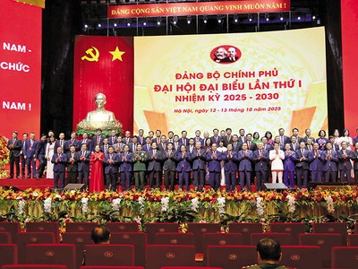 Lãnh đạo Đảng, Nhà nước, Chính phủ và Đoàn Chủ tịch Đại hội chụp ảnh lưu niệm với Đoàn đại biểu Đảng bộ Bộ Tài chính