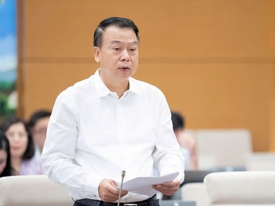 Thứ trưởng Bộ Tài chính Nguyễn Đức Chi trình bày báo cáo.