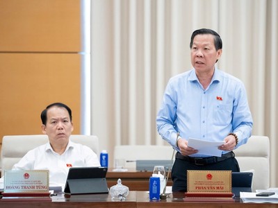Chủ nhiệm Ủy ban Kinh tế và Tài chính Phan Văn Mãi trình bày báo cáo thẩm tra.