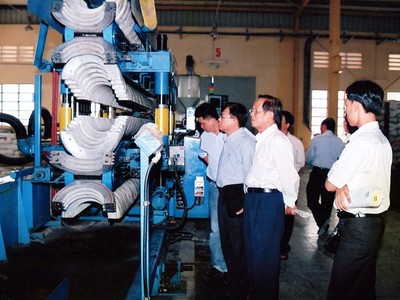 Những năm đầu 1990, hầu hết nhà máy nhựa Việt Nam còn sử dụng thiết bị thủ công, nhập khẩu cũ từ châu Á.