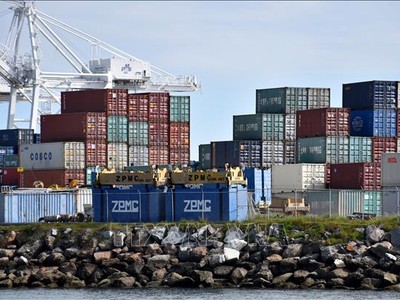Các container hàng hóa của hãng vận tải Trung Quốc COSCO tại cảng Long Beach, bang California, Mỹ. Ảnh: THX/TTXVN