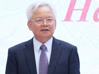 GS.TS Tạ Ngọc Tấn, nguyên Uỷ viên Trung ương Đảng, Phó Chủ tịch thường trực Hội đồng lý luận Trung ương, Tổ phó thường trực Tổ Biên tập văn kiện Đại hội XIV thông tin tại cuộc Họp báo quốc tế. Ảnh: TTXVN.