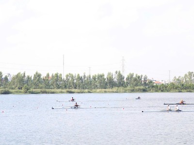 Các vận động viên tranh tài tại nhiều nội dung sau Lễ khai mạc.