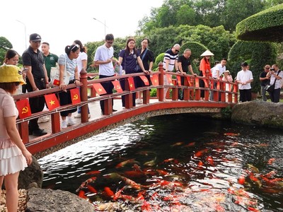 Du khách tham quan tại Trung tâm Thương mại và Du lịch Dũng Tân. Ảnh: Hồng Hạnh. 